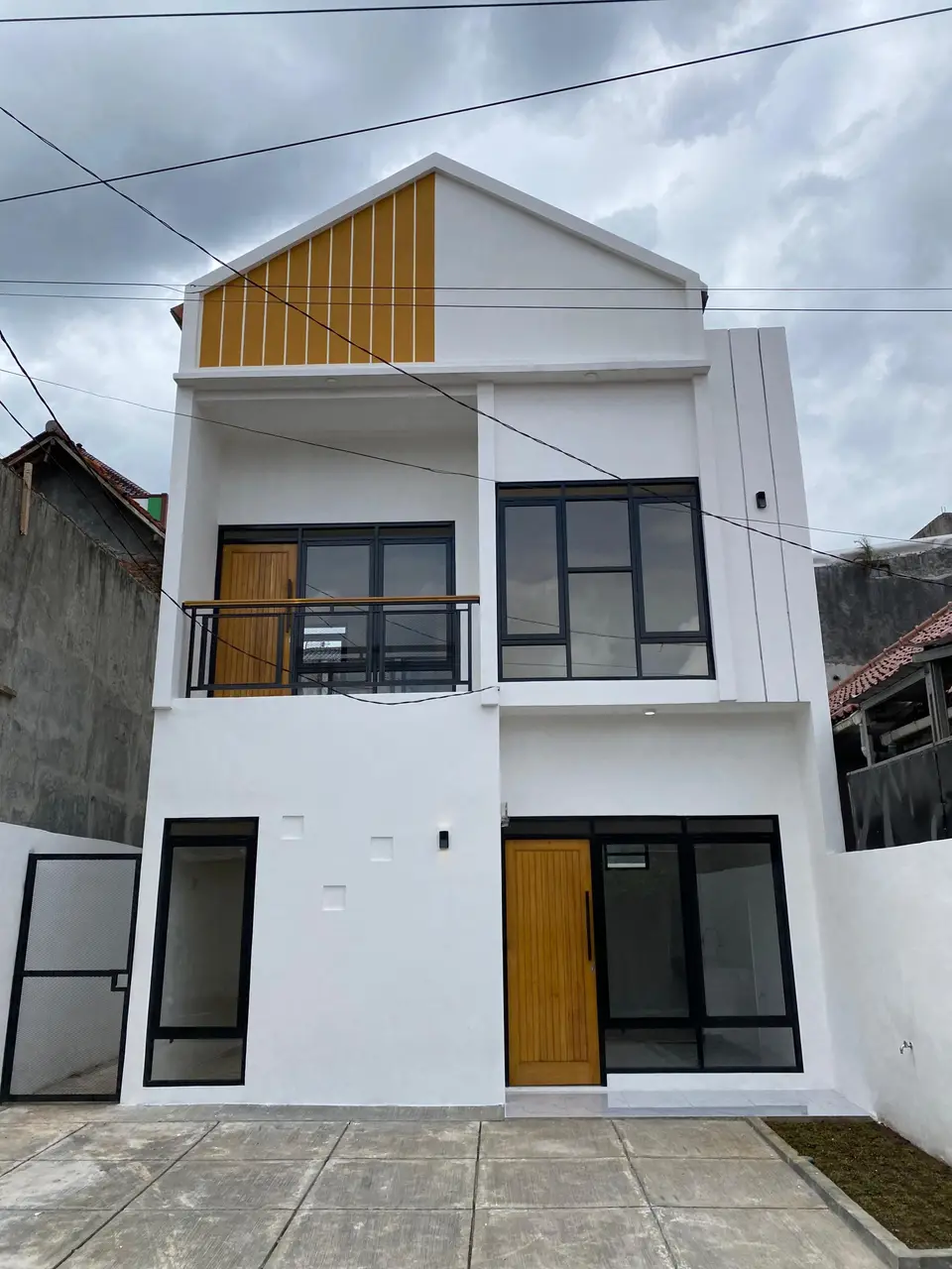 Rumah Atap Putih dua lantai hasil pembangunan Sofwanland — foto 2