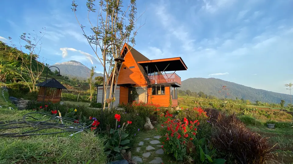 Villa Cipanas Puncak karya Sofwanland dengan atap pelana dan pemandangan pegunungan — foto 3