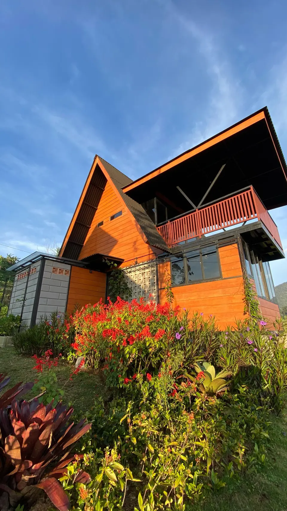 Villa Cipanas Puncak karya Sofwanland dengan atap pelana dan pemandangan pegunungan — foto 4
