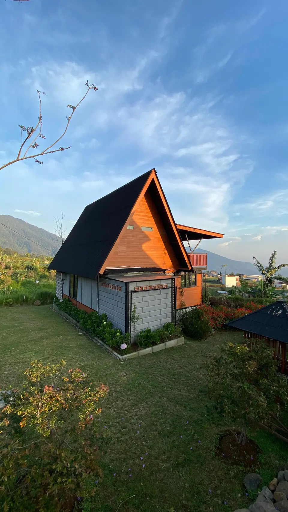 Villa Cipanas Puncak karya Sofwanland dengan atap pelana dan pemandangan pegunungan — foto 5